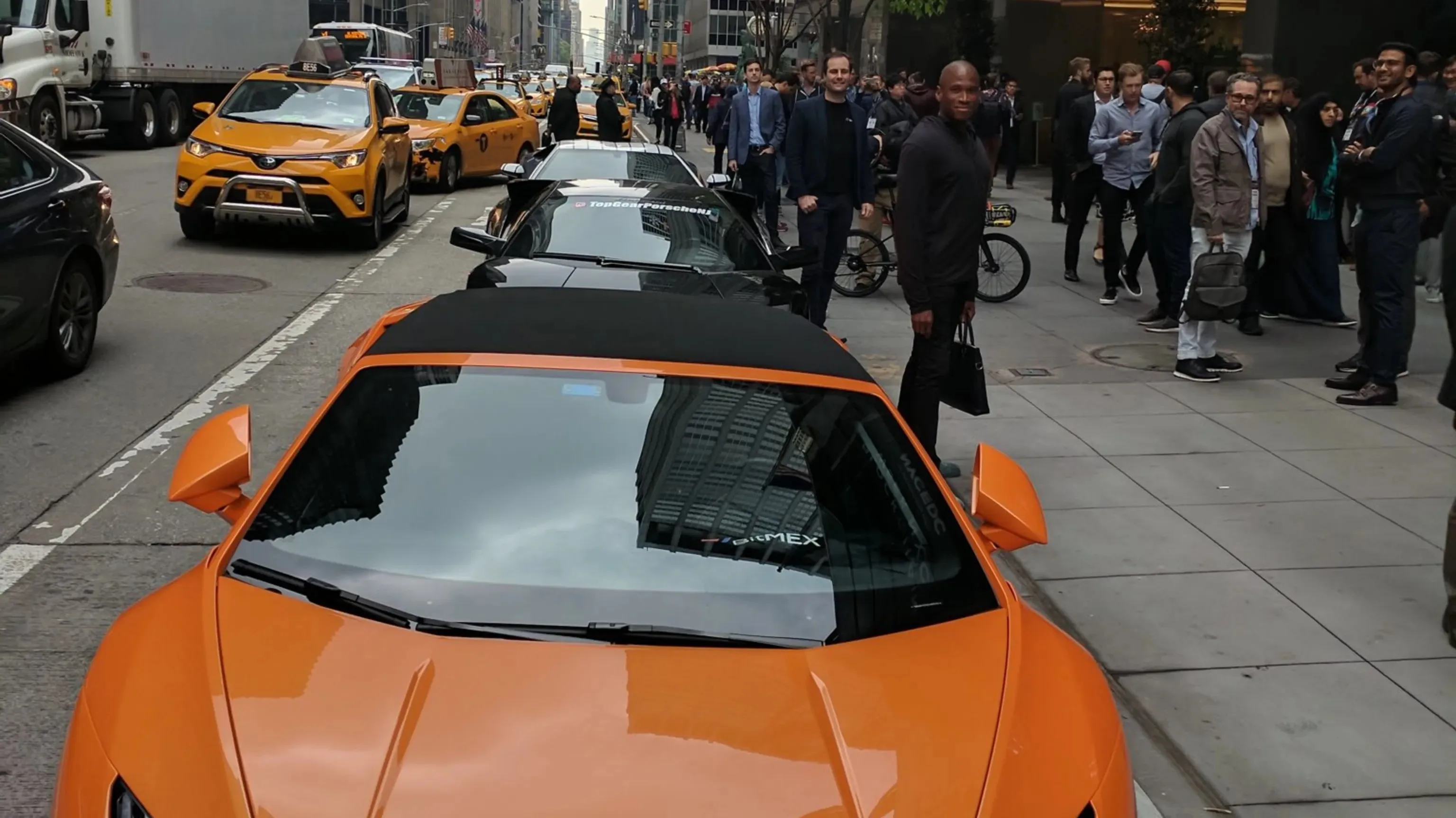 De drie gehuurde Lamborghini's van BitMEX bij Consensus in Manhattan