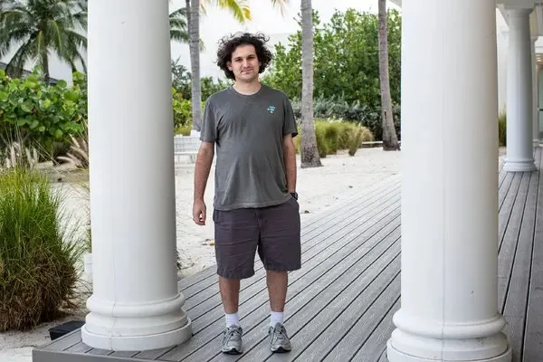 Sam Bankman-Fried in T-shirt en cargoshorts op de Bahama’s